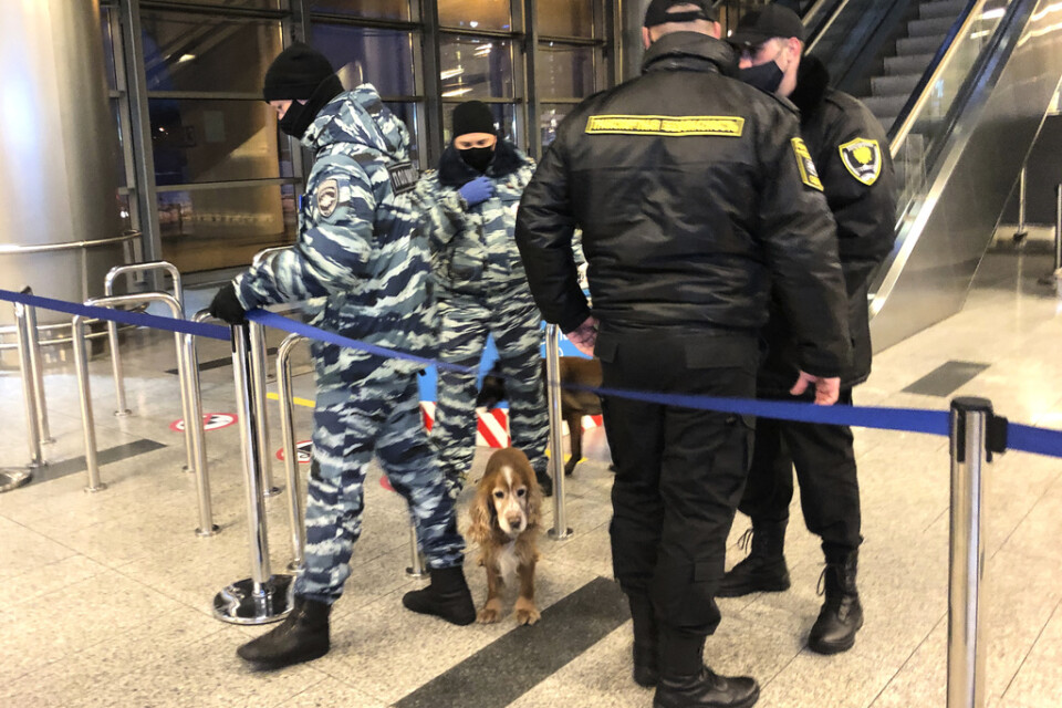 Poliser i patrull på Vnukovo-flygplatsen.