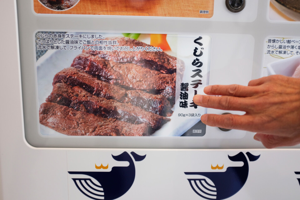 I automaterna kan valköttssugna japaner bland annat köpa stek från däggdjuren.