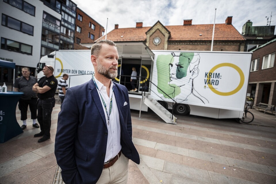 Kriminalvården har tillsammans med kommunen anordnat tillfällen för medborgarnas frågeställningar, konstaterar skribenterna. (På bilden syns Andreas Wallin, häkteschef i Malmö och Trelleborg.)