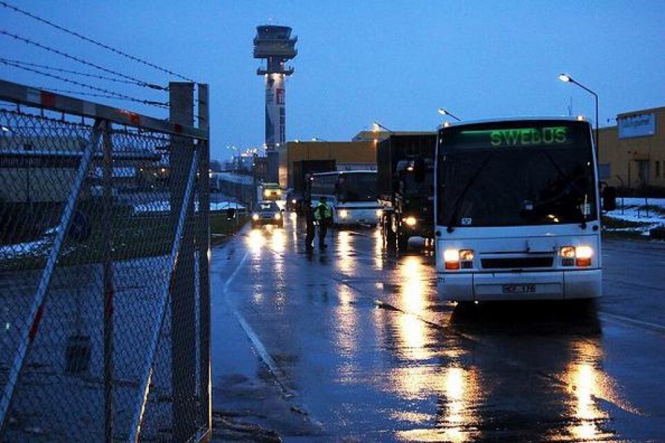 I gryningen rullade bussar och lastbilar in på Sturup när större delen av snabbinsatskompaniet från P7 reste till Kosovo för att underlätta avlösningen där. Bild: Christer Hansson