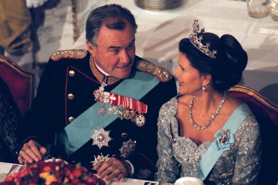 Prins Henrik samtalar med Sveriges drottning Silvia, under drottning Margrethes 60-årsfest i Köpenhamn år 2000. Arkivbild.