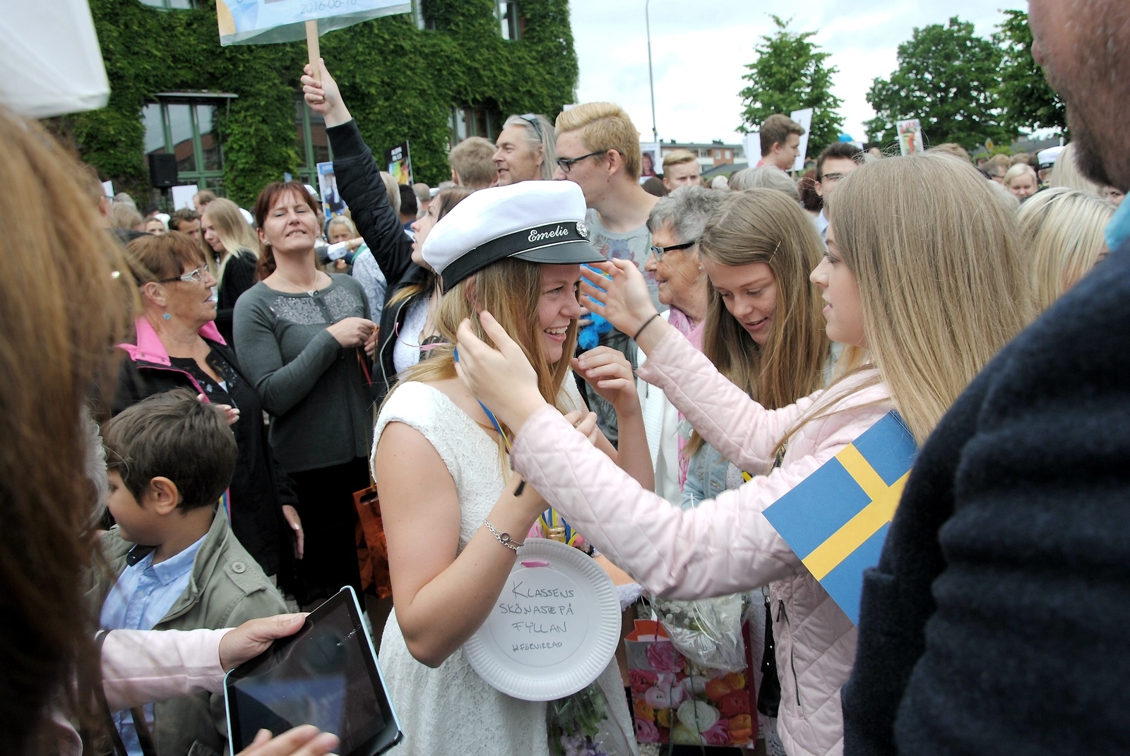 Emelie Levin gratuleras av nära och kära på skolgården när hon tagit studenten från Ekbackeskolan i Osby.