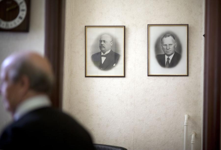 På det lilla kontoret hänger ett svartvitt fotografi av grundaren Frans Hällqvist, och av Rudolf Björkman som sålde herrekiperingen till Georg Ekenberg år 1973.