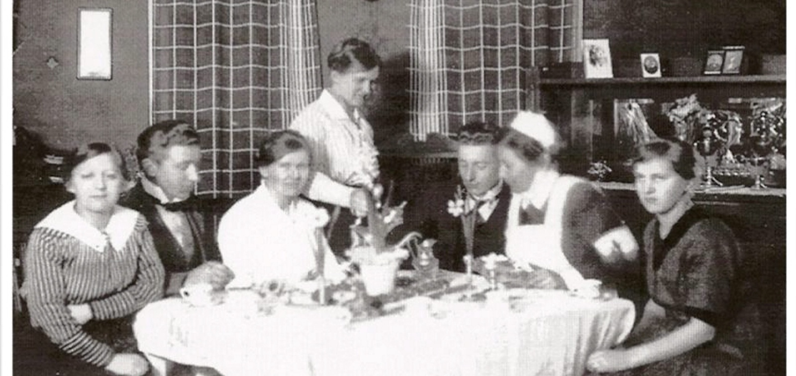 Personalstyrkan var inte så stor på den här tiden. Bilden är tagen någon gång på 1920-talet under en kaffestund. 	
Foto: Privat