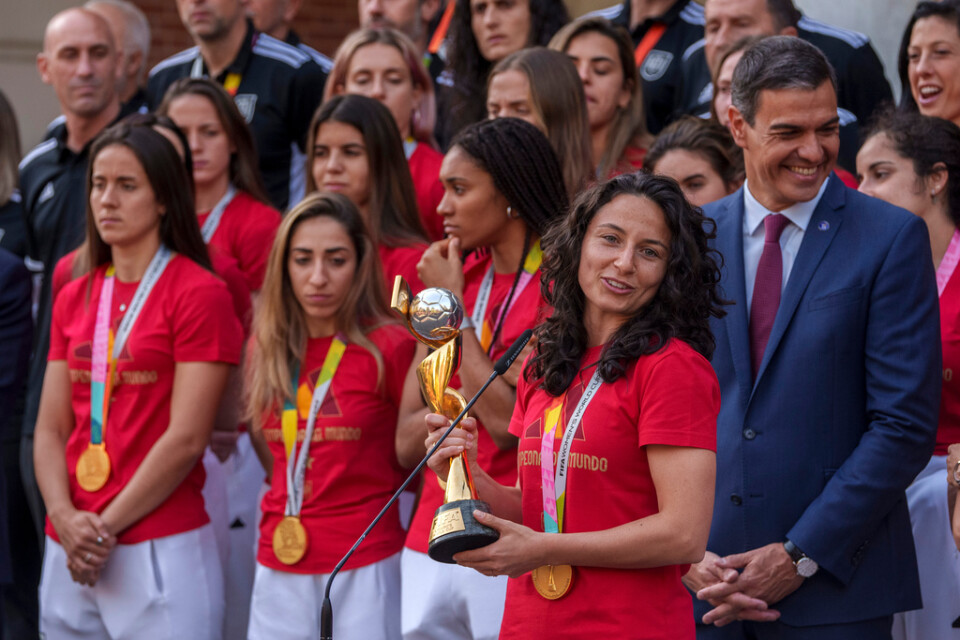 Spanska VM-guldhjältarna tillsammans med premiärministern Pedro Sanchez. Arkivbild.