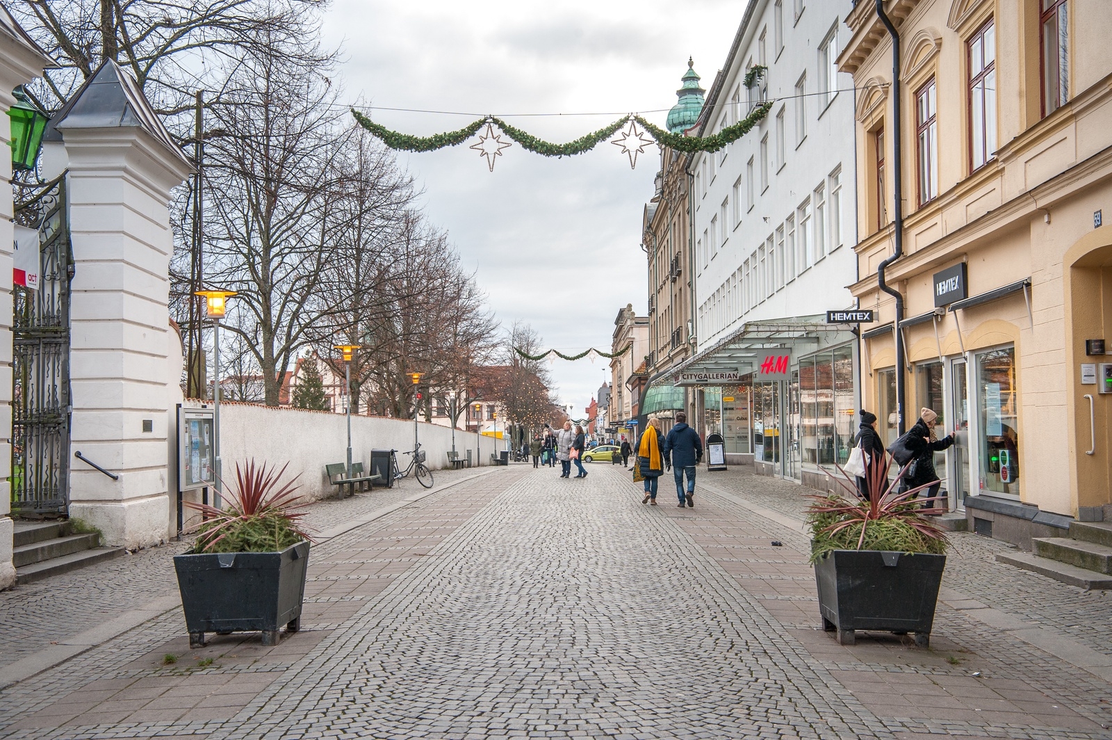 En del Karlshamnsbor tog sig en runda på stan, men Drottninggatan gapade ovanligt tom.