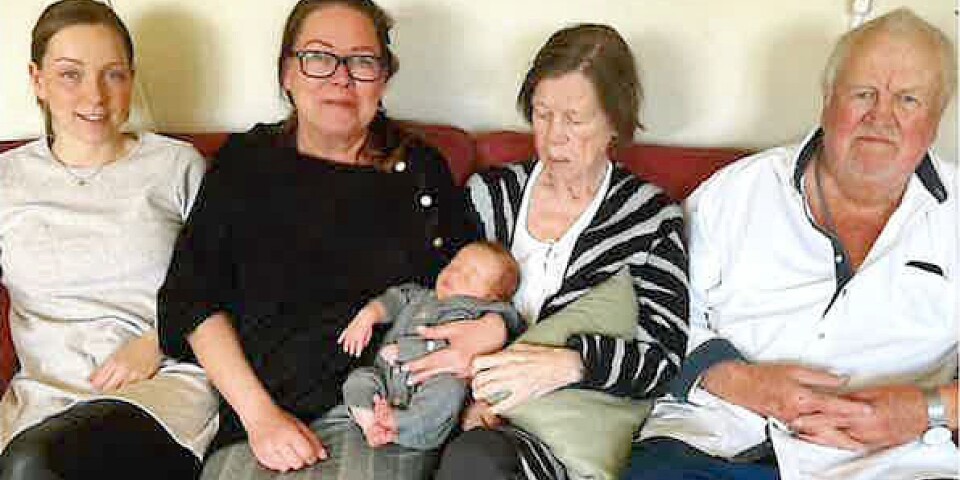 Från höger: Sture Johansson i Svenljunga/Axelfors (född 1935), Ann-Brith Johansson (född 1954), Marika Nilsson (född 1972), Pauline Gärskog (född 1992) och i knäet Frans (född 2022).