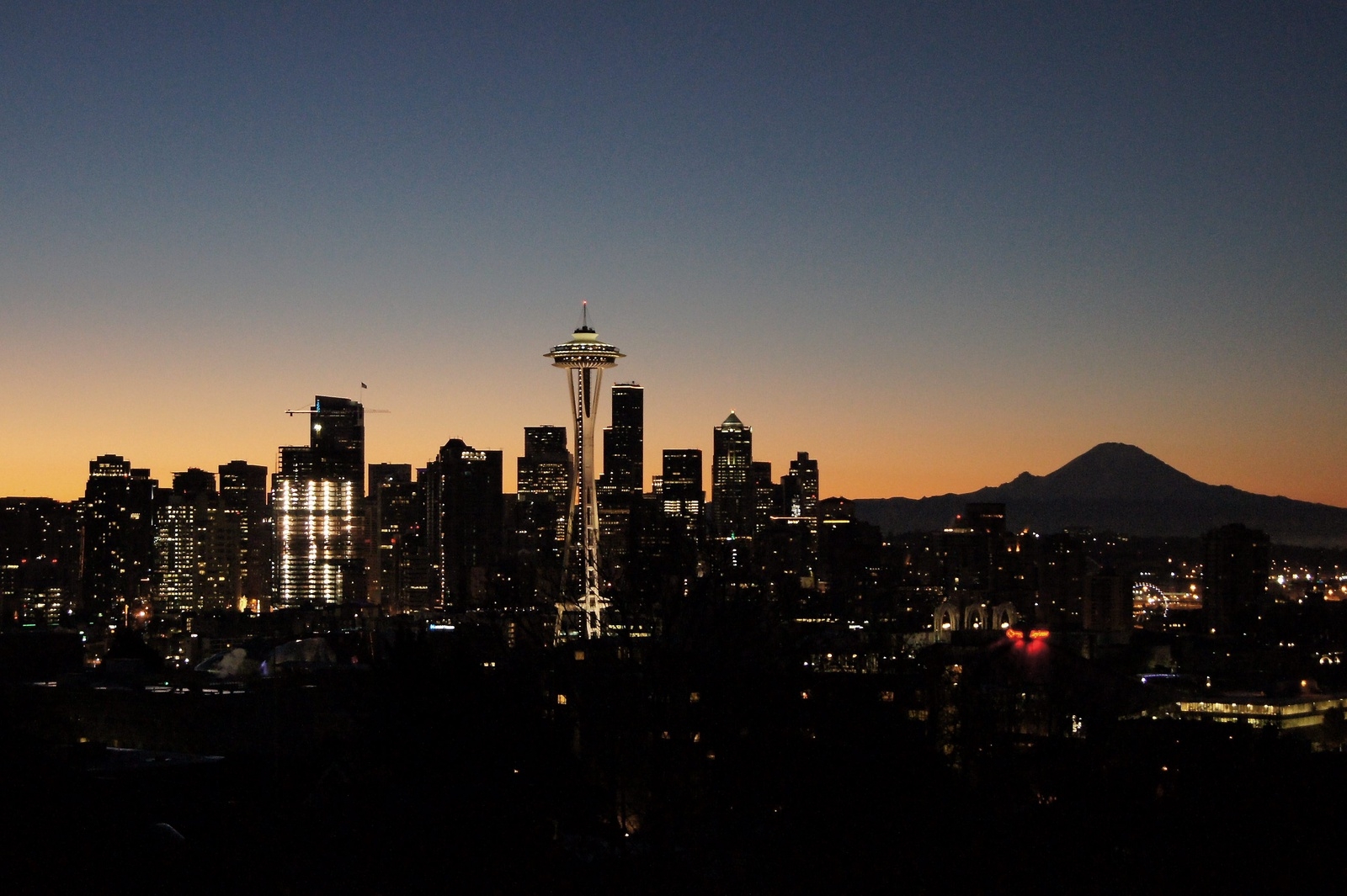 Space Needle lyser upp Seattle nattetid. Staden har många smeknamn som exempelvis The Emerald City, Queen City och The City of Goodwill. 
Privat bild