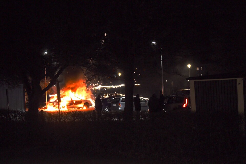 Bilbrand och fyreverkerier som skjuts mot polis på Gamlegården
