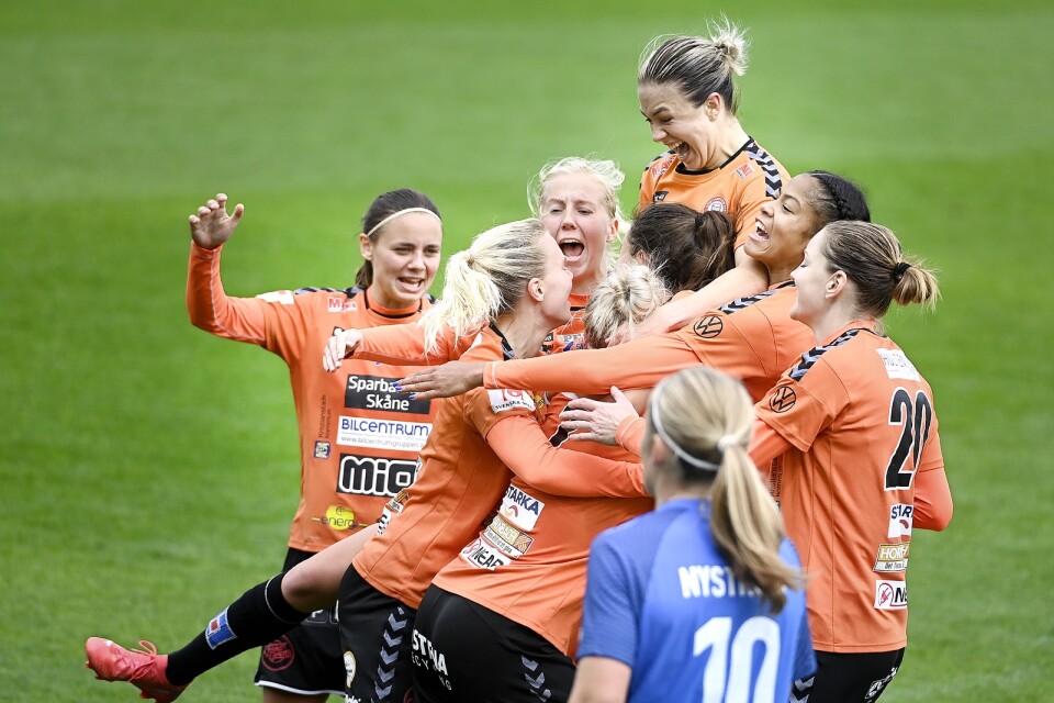 KDFF are jubilant after Anna Welin's 1 - 0 goal. Welin, with dark hair in a ponytail,  is in the middle of the crowd of players.