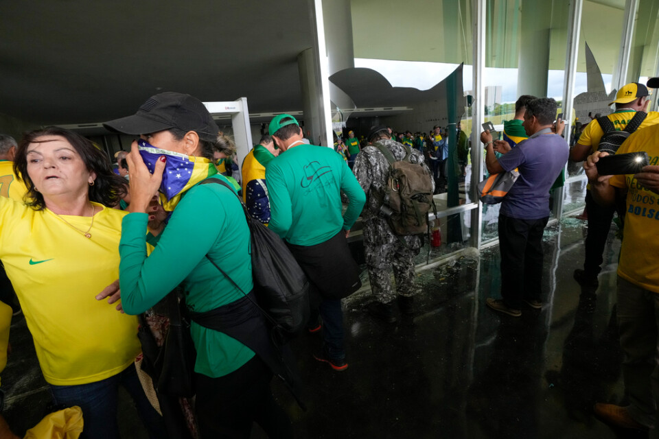 Bolsonaroanhängare stormar in i kongressbyggnaden i Brasilia.