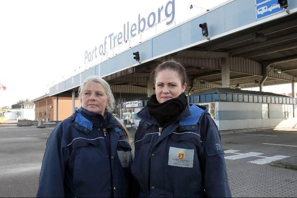 Eva Carström och Malin Larsson kollade djurtransporter i Trelleborg på onsdagens förmiddag.