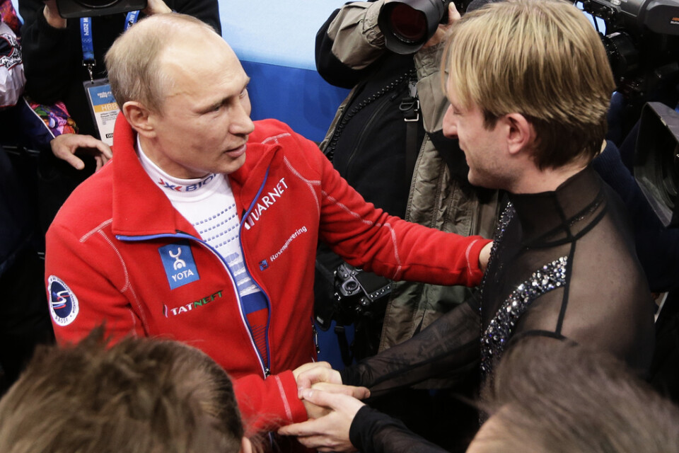 Vladimir Putin, till vänster, gratulerar Jevgenij Plusjenko efter att han hjälpt det ryska laget till OS-guld i lagtävlingen i OS på hemmaplan i Sotji 2014. Arkivbild.