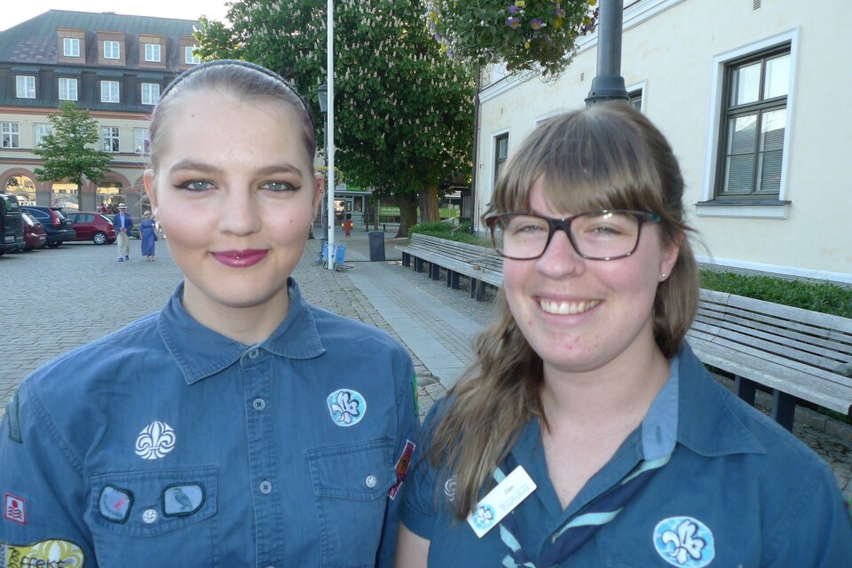 Värends Scoutkårs stipendiat Jennie Granqvist och Ellen Sjömålen utanför residenset.