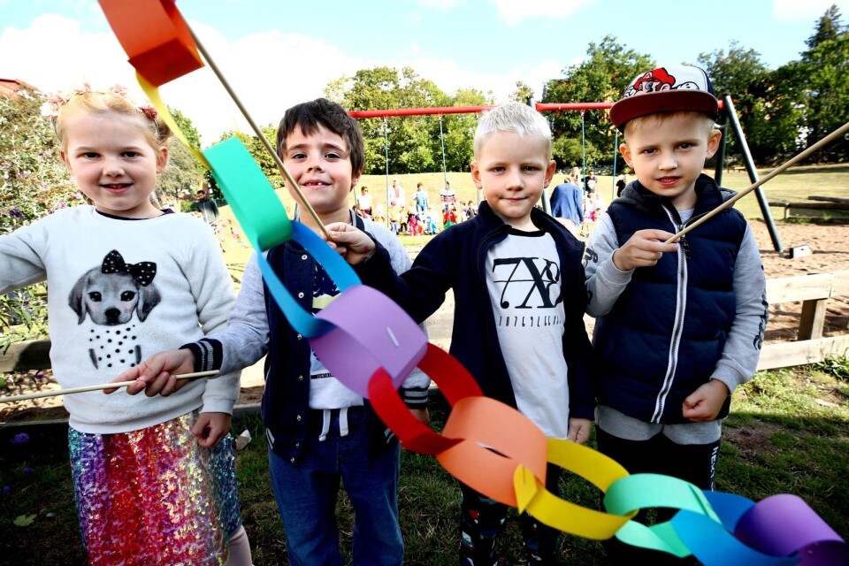 Alla barnen på Djurängens förskola , här Tilda Vitalisson, Nicolas Piechowski, Vilgot Durdel och Oskar Stolerczuk, hade själva tillverkat girlanger och andra festsaker att leka med.