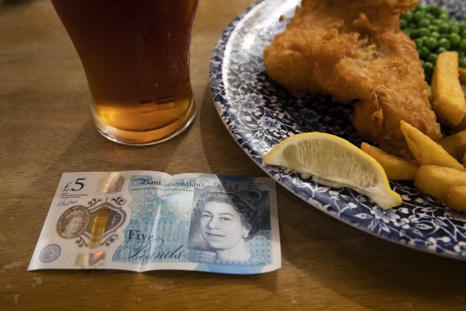 Staten kan betala halva notan för fish & chips och öl – om det är rätt veckodag. Arkivbild.