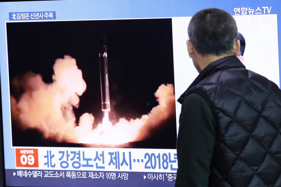En man tittar på tv-bilder från tidigare nordkoreanska robottester. Arkivbild.