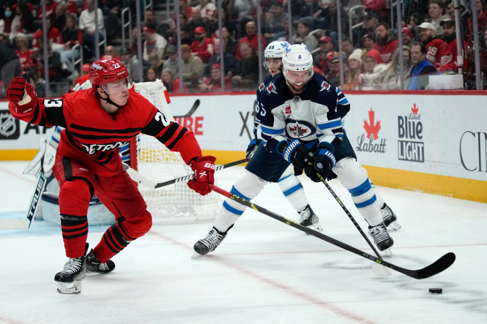 Detroit Red Wings Lucas Raymond, till vänster, satte 7–5-målet mot Winnipeg i nattens NHL-möte.