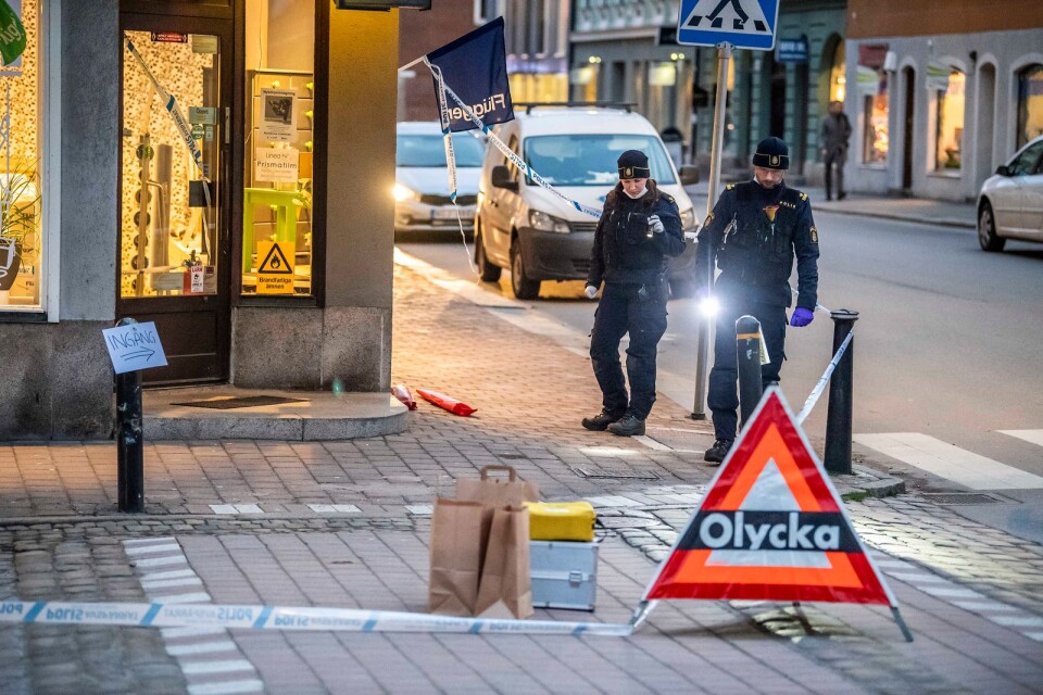 Polisens tekniker undersökte i förra veckan brottsplatsen vid Hantverkaregatan i Karlskrona. Nu har man också identifierat ett vittne till brottet.