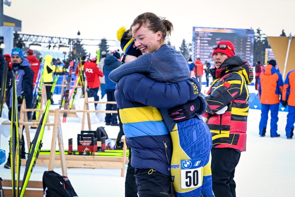 Landslagstränaren Johannes Lukas lyfter upp Linn Persson efter VM-bronset.