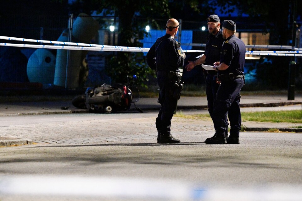 Poliser och avspärrningar vid den plats i Lindängsplan i Malmö.