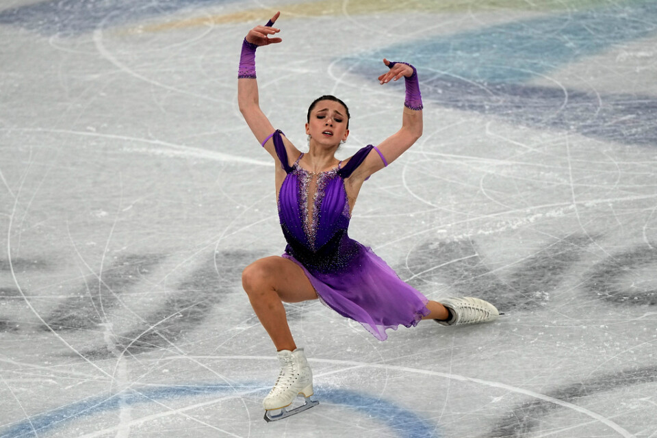 Kamila Valieva i korta programmet i konståkningens lagtävling i OS.