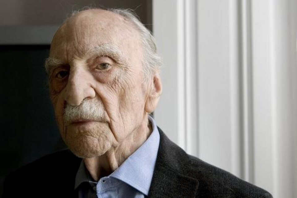 Fortfarande, 103 år gammal, deltar författaren Francisco Ayala i kulturlivet i Madrid.