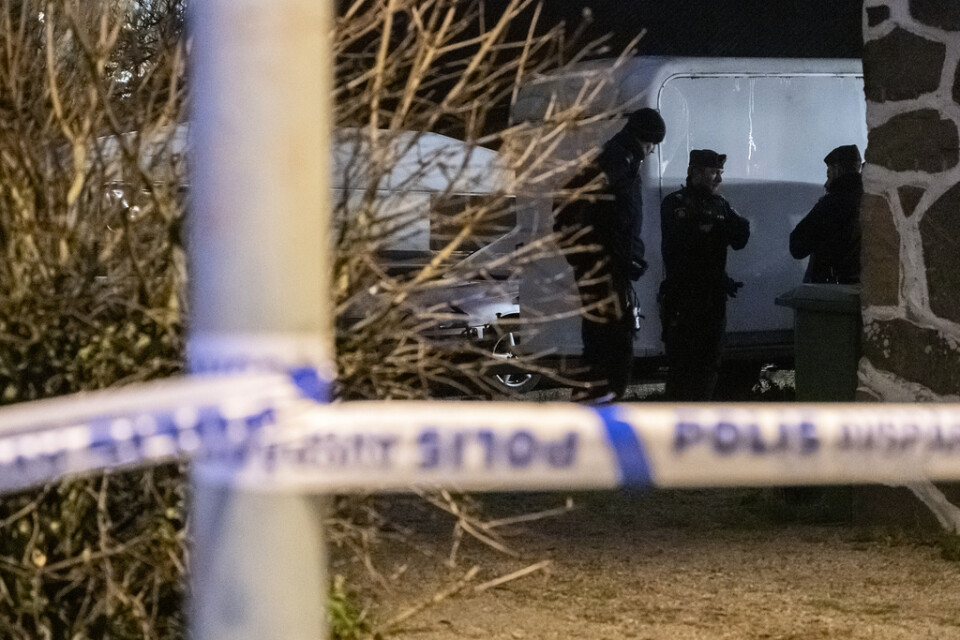 Polis och avspärrningar vid en fastighet i Åstorp efter att en kvinna har hittats död.