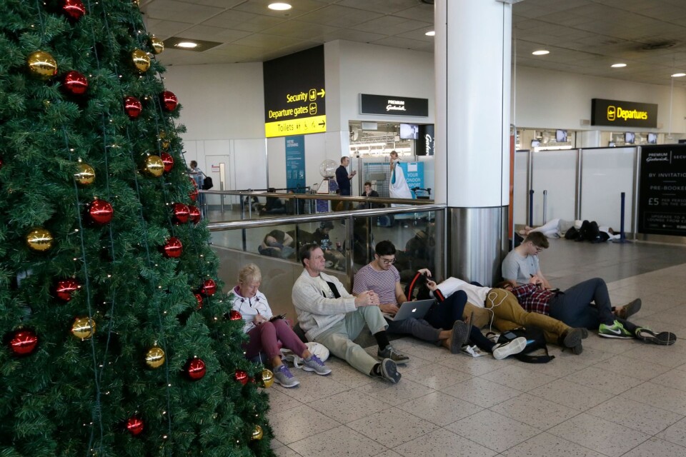Passagerare på Gatwicks flygplats invid London.