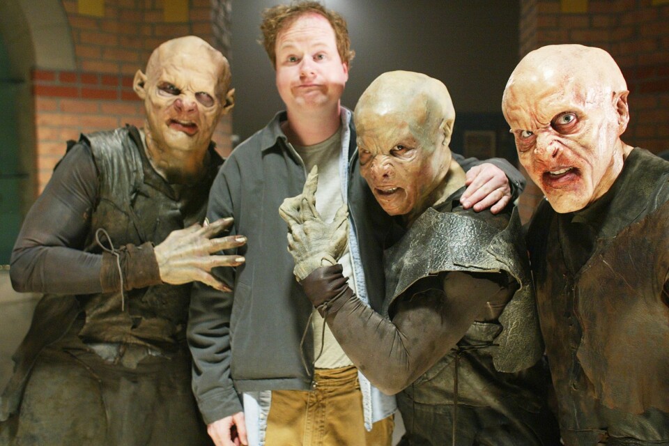 Joss Whedon omgiven av vampyrer.
