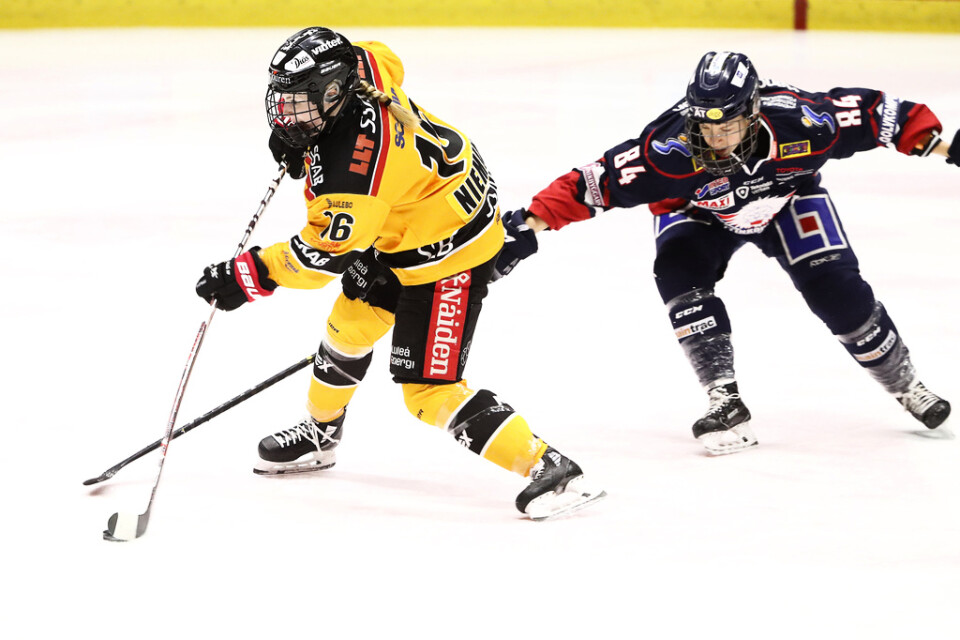 Petra Nieminen, i gult, gjorde mål direkt i sin comeback när Luleå tog tredje raka segern. Arkivbild.