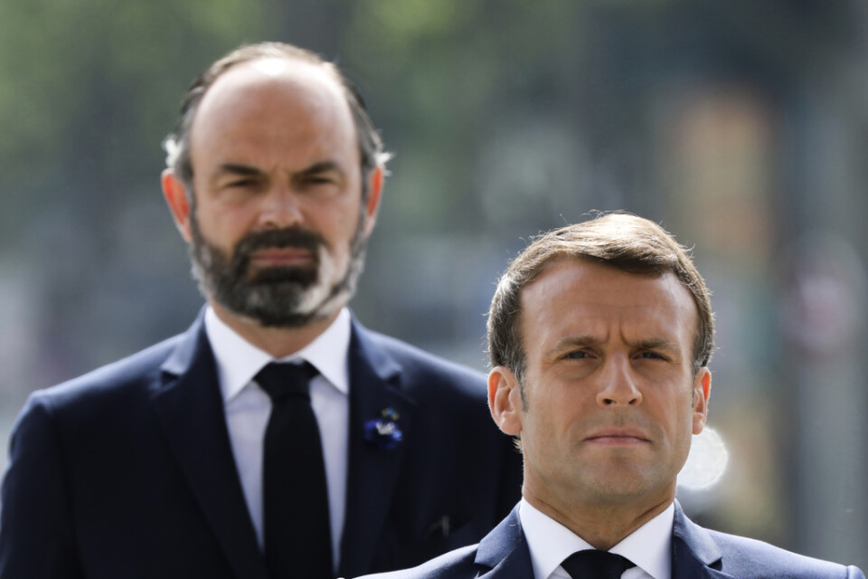 Frankrikes president Emmanuel Macron i förgrunden vid en ceremoni 2020 då Édouard Philippe (bakom) fortfarande var premiärminister. Nu gör Philippe och hans parti gemensam sak med Macron inför kommande parlamentsval. Arkivfoto.