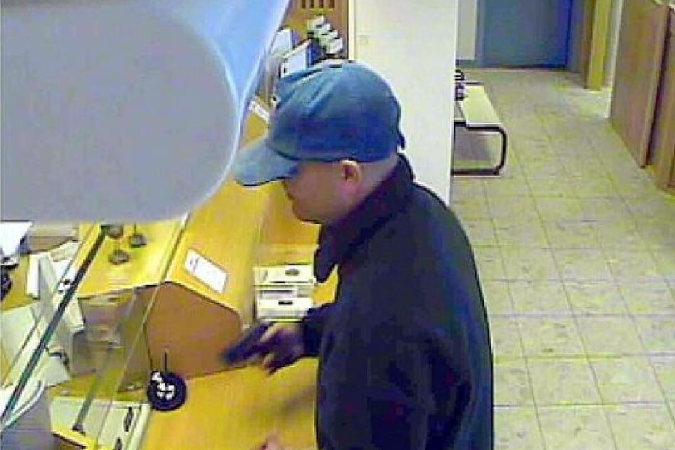 Vid 15-tiden i fredags förra veckan rånades Föreningssparbanken i Anderslöv av den här mannen.Bilden är tagen av bankens övervakningskamera. Bild: Polisen