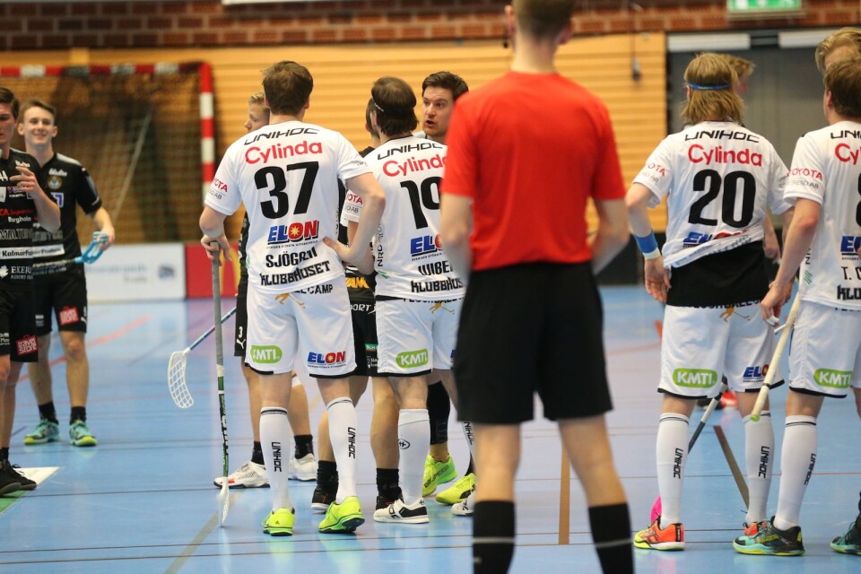 Simon Nilssons FBC Kalmarsund besegrade ett hetsigt Karlstad med 7–4 i den första kvalmatchen till Superligan i Kalmar sportcenter.