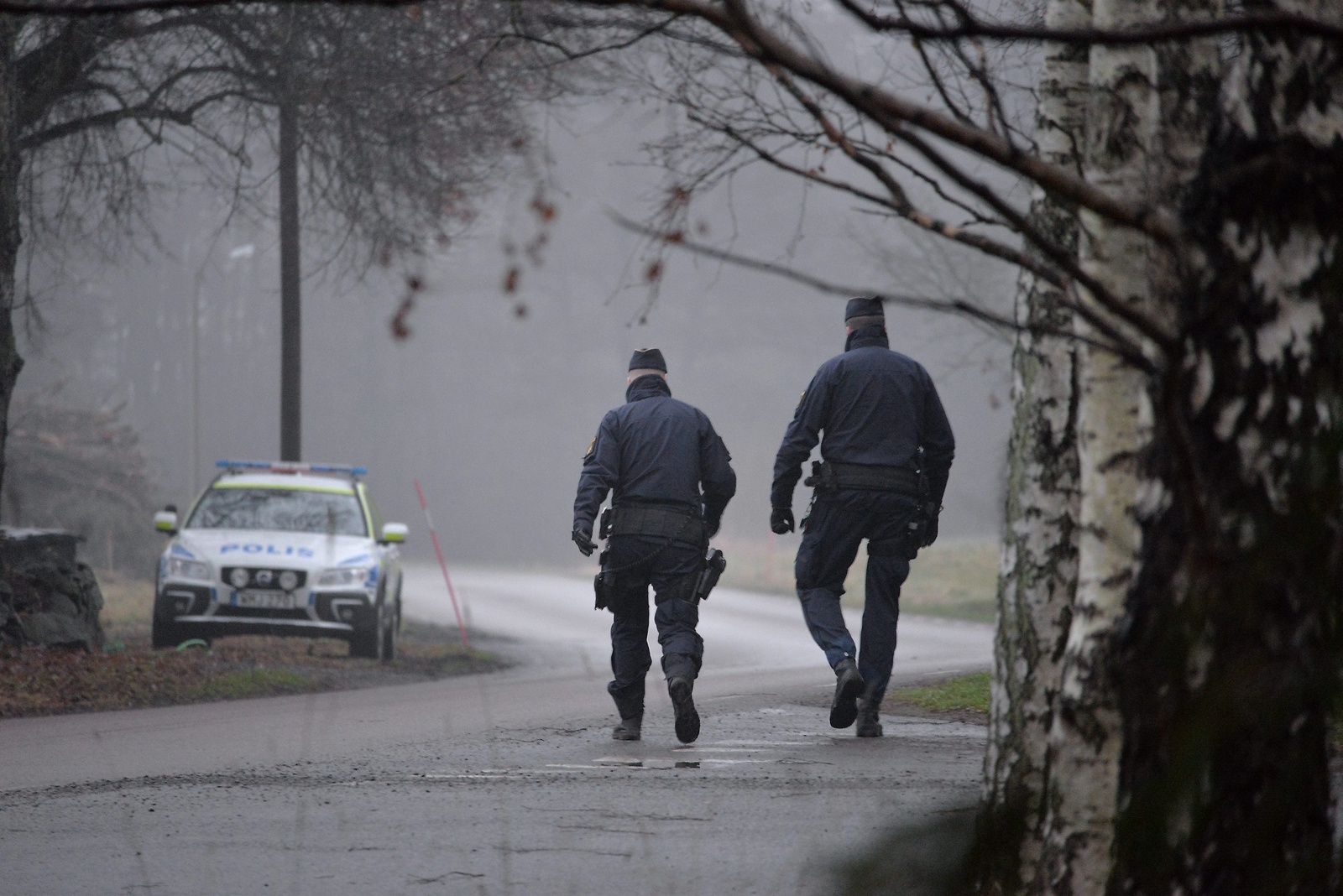 Insatsstyrkan på plats på den misstänkte 21-åringens hemadress. Foto: Robert Rolf