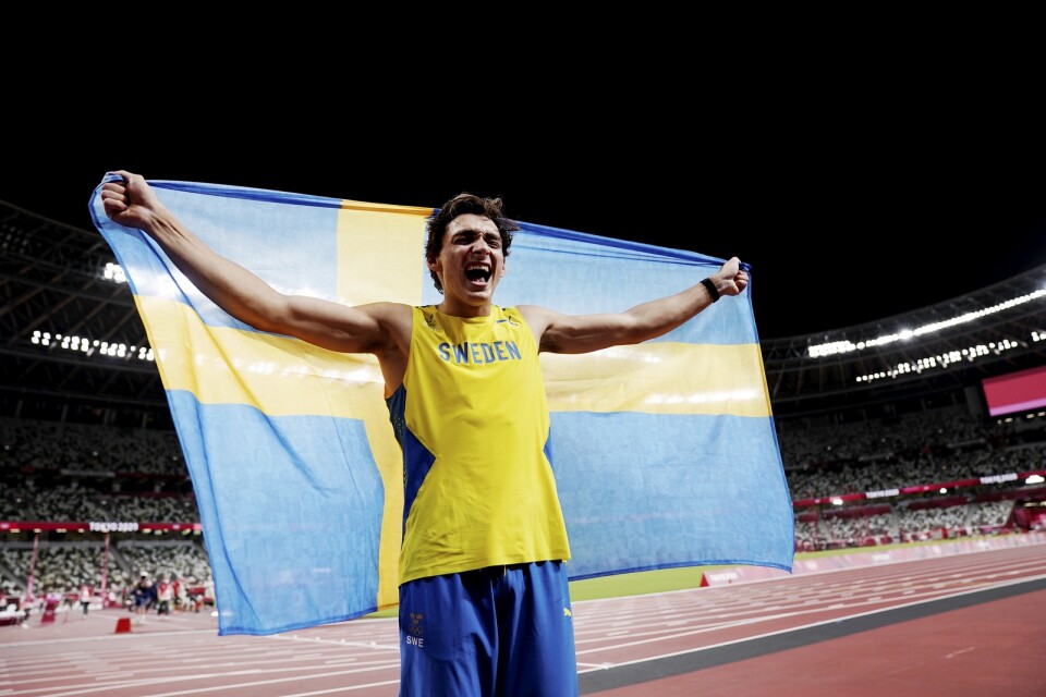 Armand Duplantis jublade med den svenska flaggan efter OS-guldet