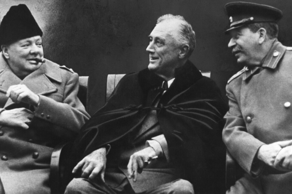 De tre allierade länderna, dåvarande Sovjetunionen, USA och Storbritannien. Sittande (fr.v.) Winston Churchill med cigarr, Franklin D Roosevelt och Josef Stalin vid Jaltakonferensen i februari 1945. Några månader senare var Nazityskland besegrat och andra världskriget slut.