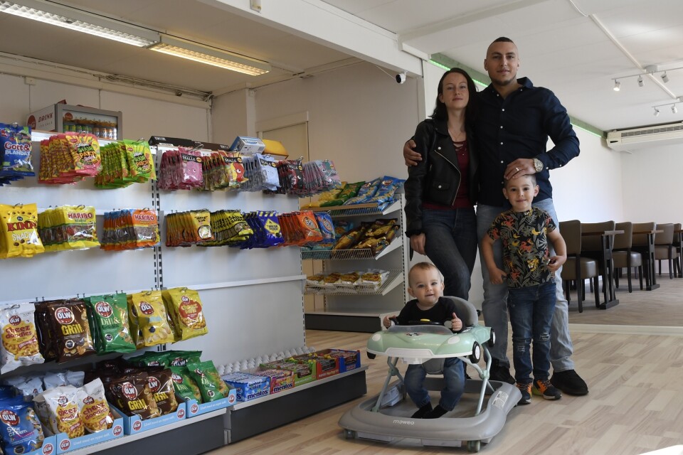 Kim Zineldin i godisbutiken med frun Emma och hans två söner.