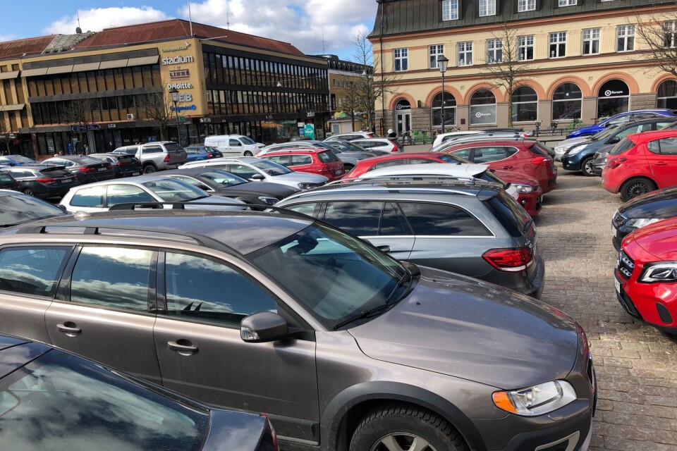 På Stortorget i Växjö råder det ibland parkeringskaos efter att avgifterna tagits bort, något Smålandsposten rapporterat om i veckan.