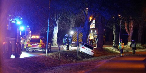 Personbilen körde i diket och in i ett träd på Gamla Kronobergsvägen.