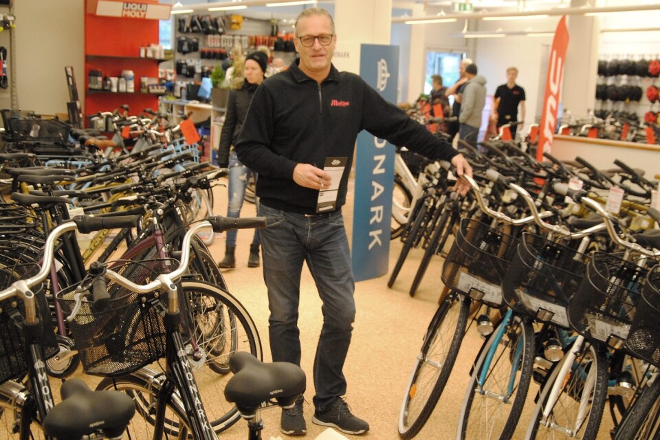 Ulf Mohlin satsar på mopeder igen i butiken.                                                          Foto: Stefan Olofson