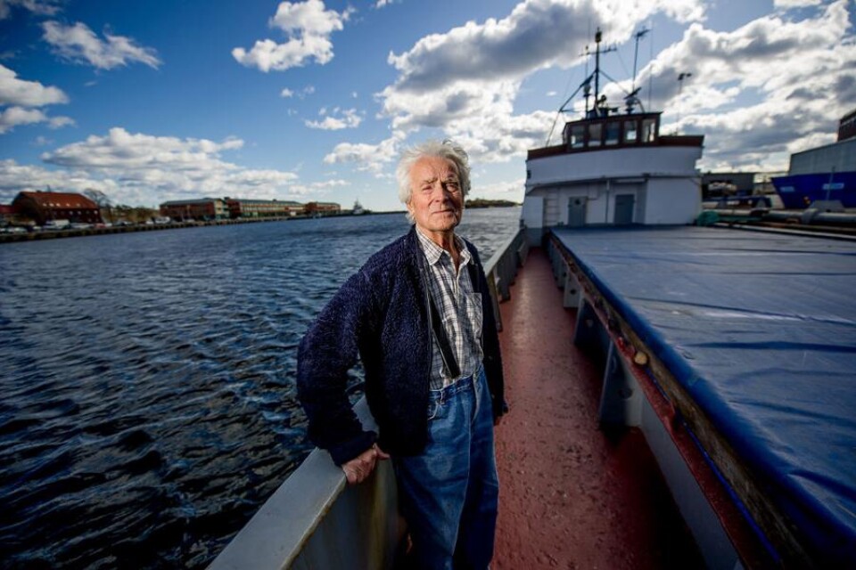 De gamla och havet. Kapten Larry Hansson, 84, och M/S Sydfart, 133, tackar för sig efter oräkneliga besök i hamnen i Karlshamn. Nu ska Larry mönstra av för gott efter nästan 70 år på sjön, och Sydfart ska säljas.