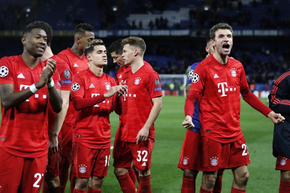 Bayern München-spelarna firar segern mot Chelsea.