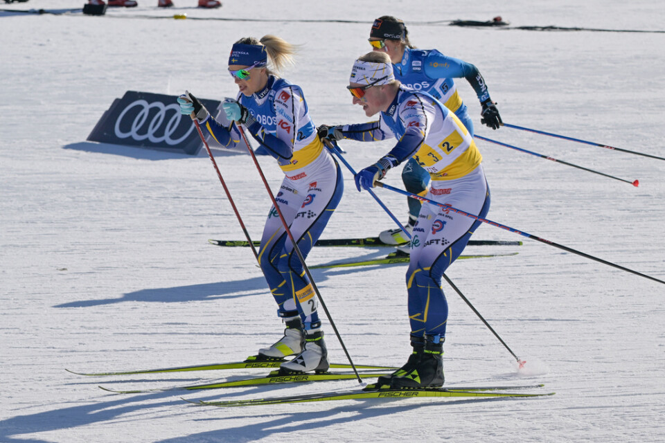 Jens Burman växlar till Frida Karlsson i mixedstafetten i världscupen i Falun.