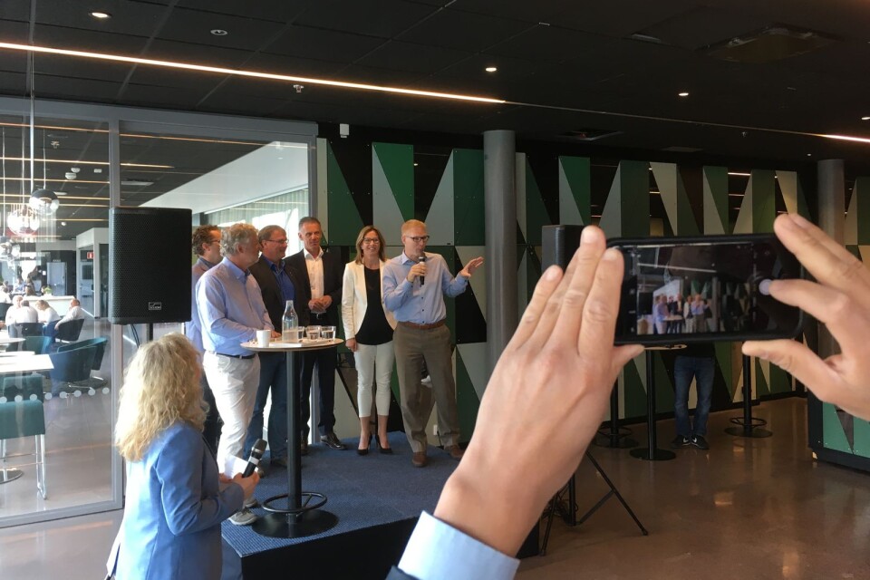 Dennis Nobelius håller i mikrofonen under presentationen på Lindholmen. Han är vd på företaget Zenuity och föreslog begreppet ”datafabrik”.
