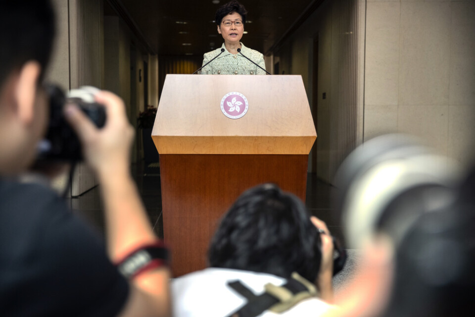 Hongkongs ledare Carrie Lam överväger åtgärder för att stoppa protesterna.