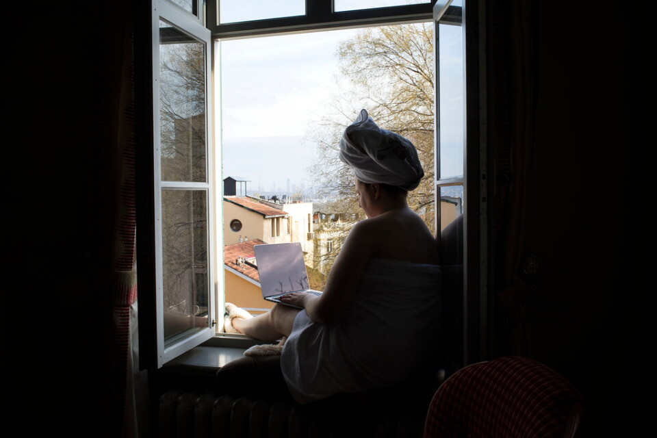 Dokumentärfilmen "Sagor slutar så" handlar om författaren Stina Stoor som försöker skriva i ett palats i Istanbul.