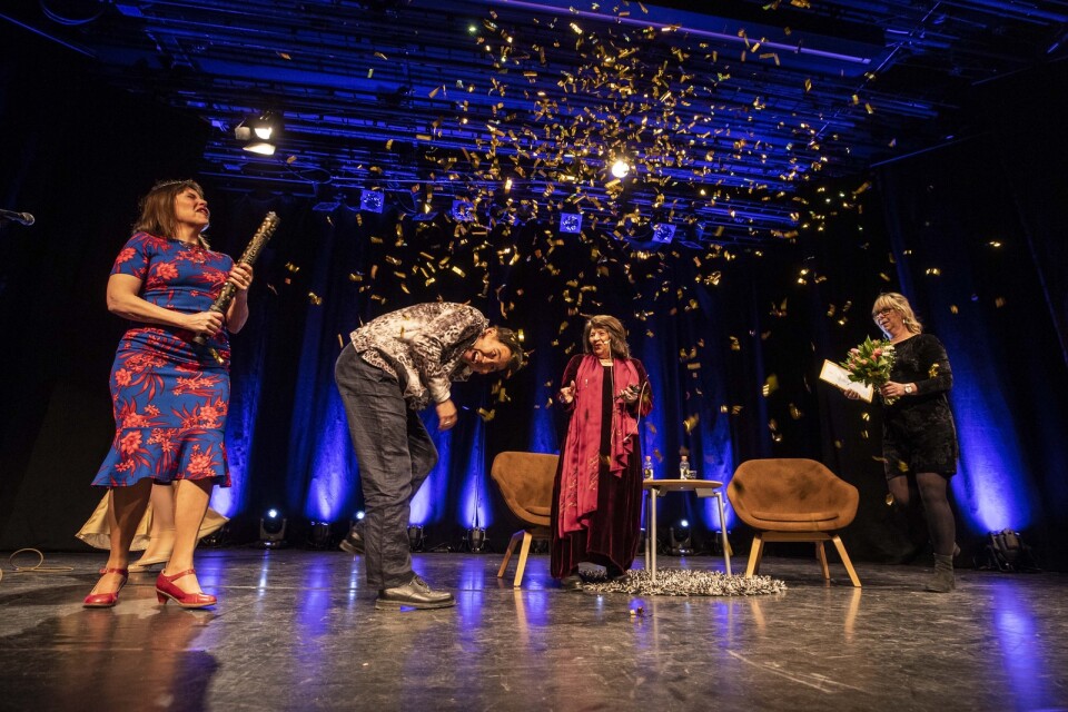 Mottagaren av Debutantpriset 2022 Quynh Tran (2:a från vänster) överraskades av konfettiregnet, som sköttes av bland annat Borås Tidnings förra kulturchef Lena Kvist. Akademiledamoten Jila Mossaed (3:a från vänster) tillkännagav pristagarens namn,