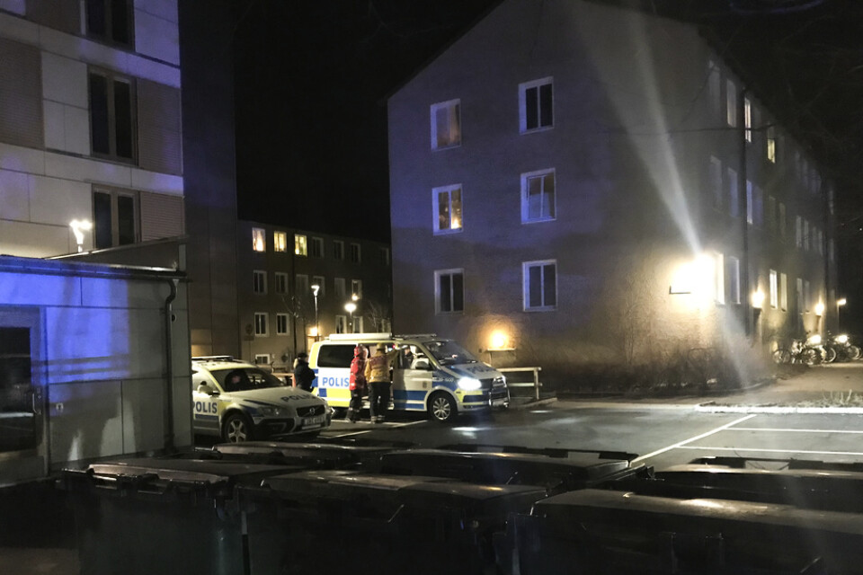 Polis och räddningstjänst ryckte ut till Gröndal i södra Stockholm på tisdagskvällen efter en explosion i ett trapphus.