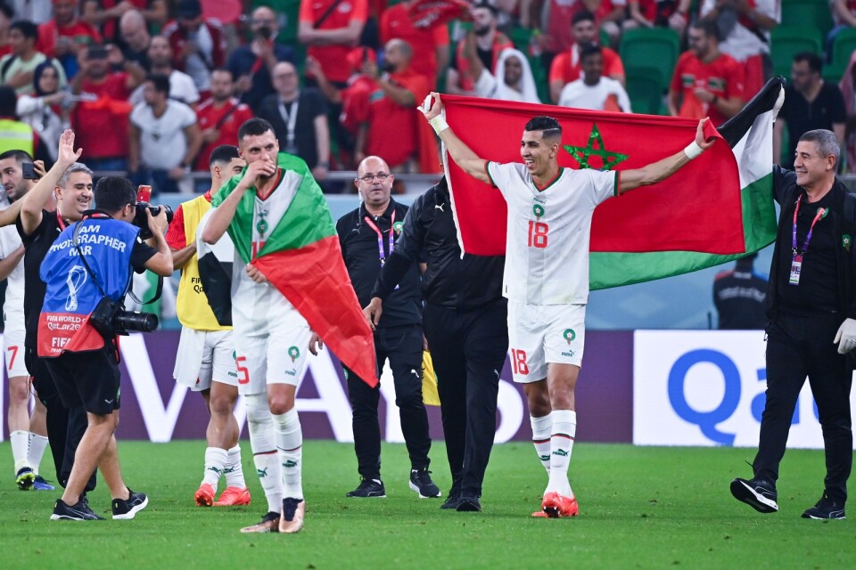 Jawad El Yamiq och Selim Amallah i Marocko firar en av segrarna i VM.